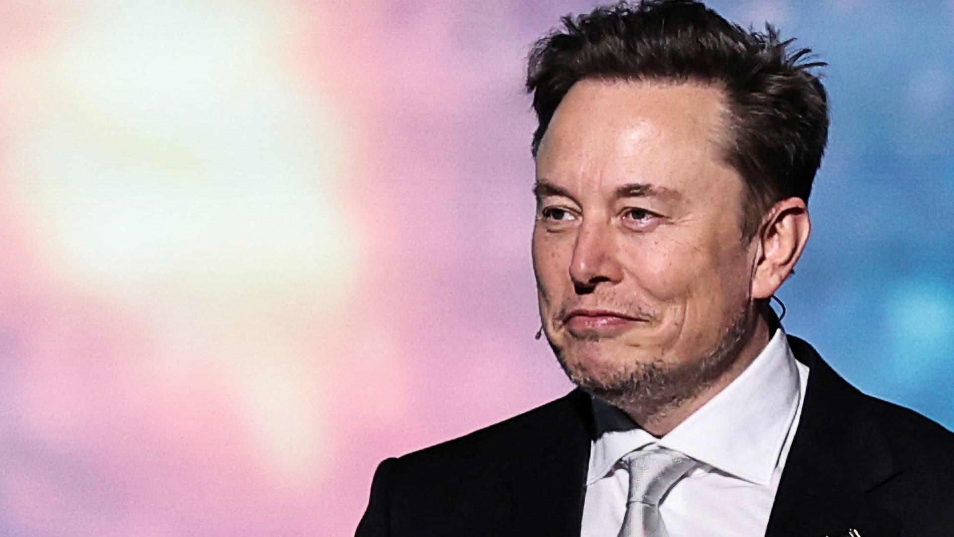 Board Chair Warns EV Manufacturer of Potential CEO Departure – Mirror Brief